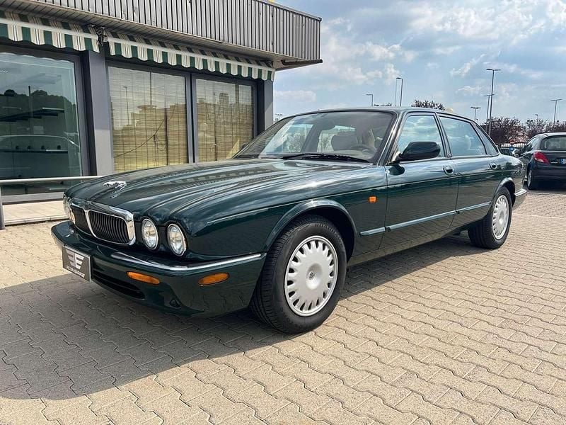 Usata Jaguar XJ8 Executive 237 CV (174 kW) 1998 Verde Berlina
