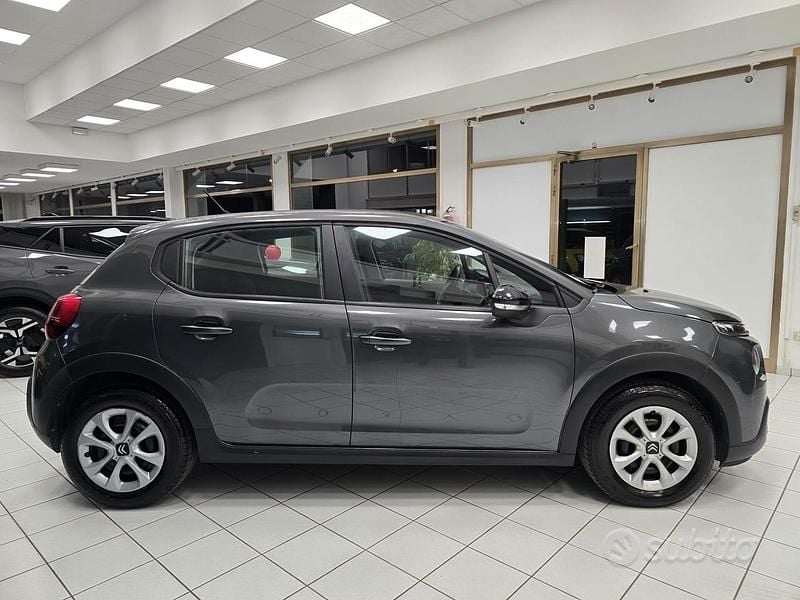 Grigio Usata 2017 Citroën C3 PureTech Tre volumi | 8999 € (Cara) - Immagine 1/4