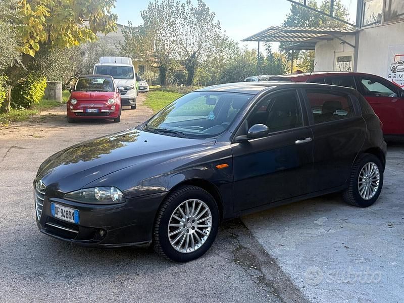 Usata Alfa Romeo 147 120 CV (88 kW) 2007 Nero Utilitaria