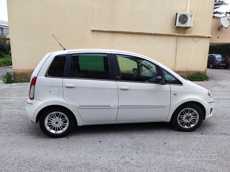 Usata Lancia Musa 77 CV (56 kW) 2012 Bianco Monovolume