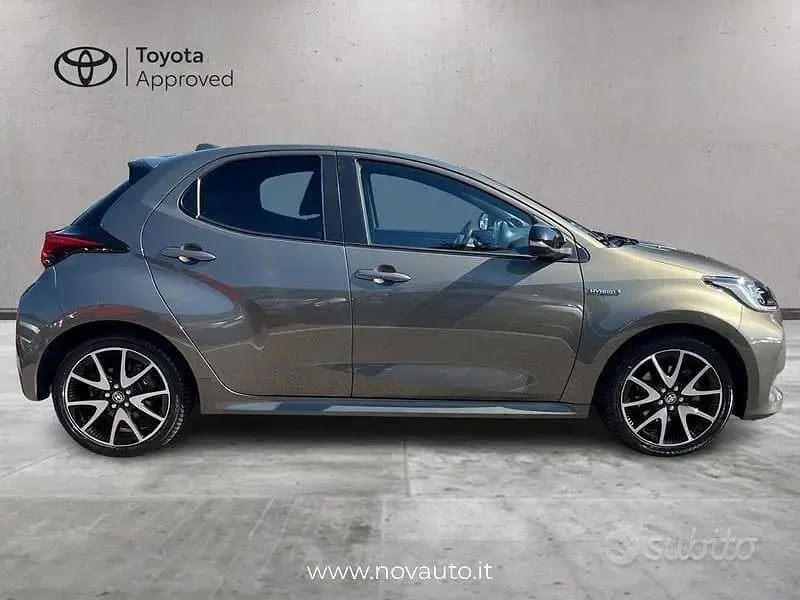 Usata Toyota Yaris Hybrid Lounge 116 CV (85 kW) 2021 Marrone Berlina