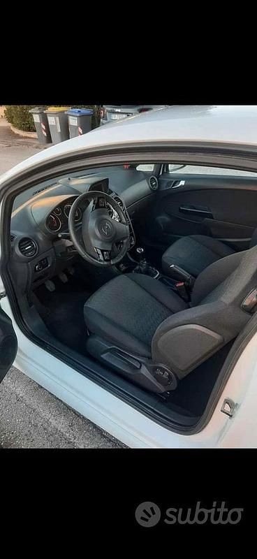 Usata Opel Corsa 75 CV (55 kW) 2013 Bianco Berlina
