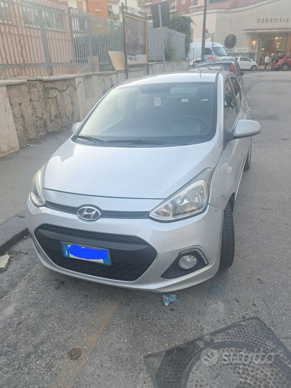 Grigio Usata 2015 Hyundai i10 Comfort Due volumi | 5000 € (Super prezzo) - Immagine 1/4