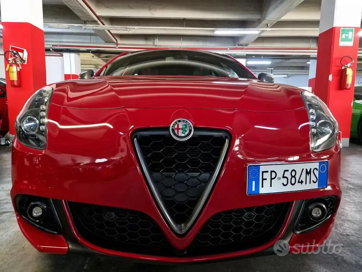 Begagnad Alfa Romeo Giulietta 120 HK (88 kW) 2018 Röd Halvkombi