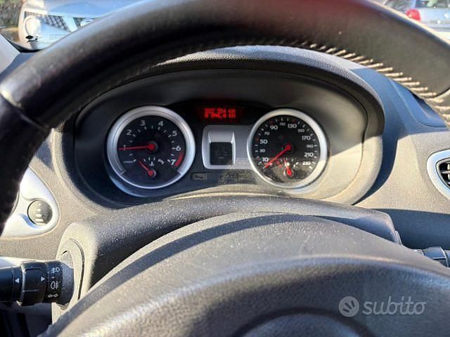 Käytetty Renault Clio II 98 HP (72 kW) 2006 Musta Sedan