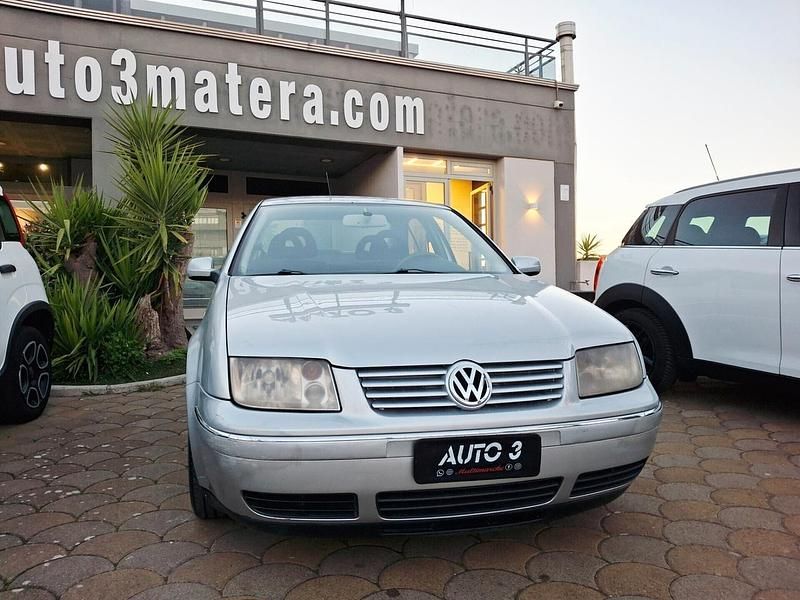 Usado VW Bora 130 CV (95 kW) 2003 Plateado Berlina