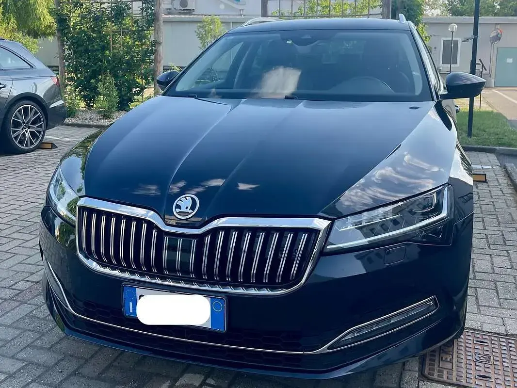 Usado Skoda Superb Style 150 CV (110 kW) 2020 Negro Familiar
