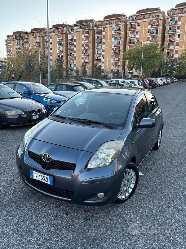 Grigio Usata 2009 Toyota Yaris Due volumi | 2900 € (Super prezzo) - Immagine 1/4