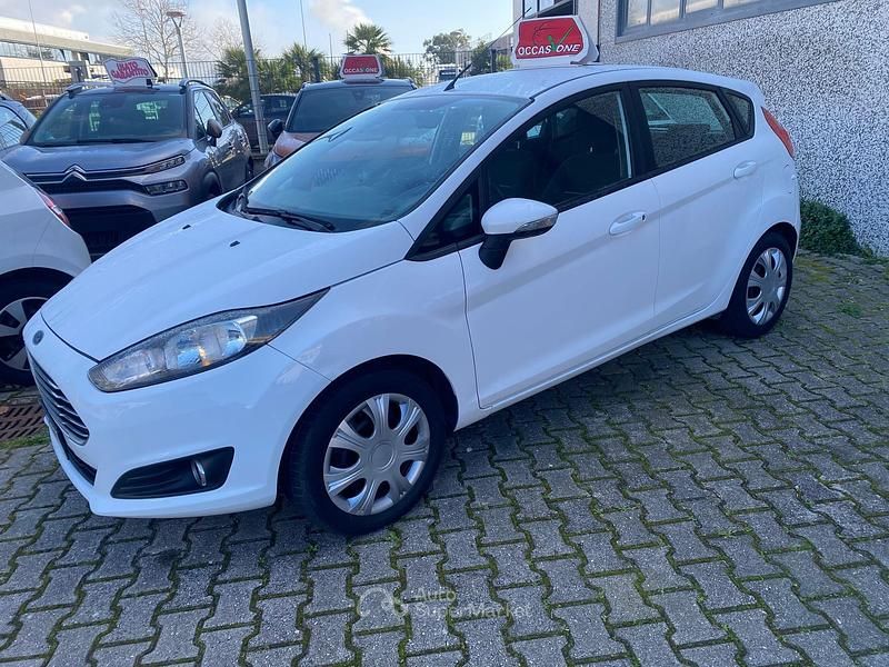 Usata Ford Fiesta 80 CV (58 kW) 2014 Bianco Utilitaria