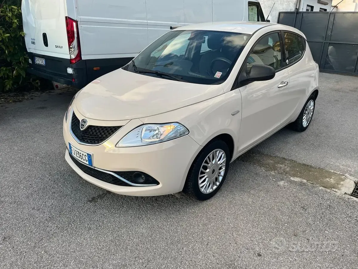 Usata Lancia Ypsilon Gold 69 CV (50 kW) 2017 Utilitaria