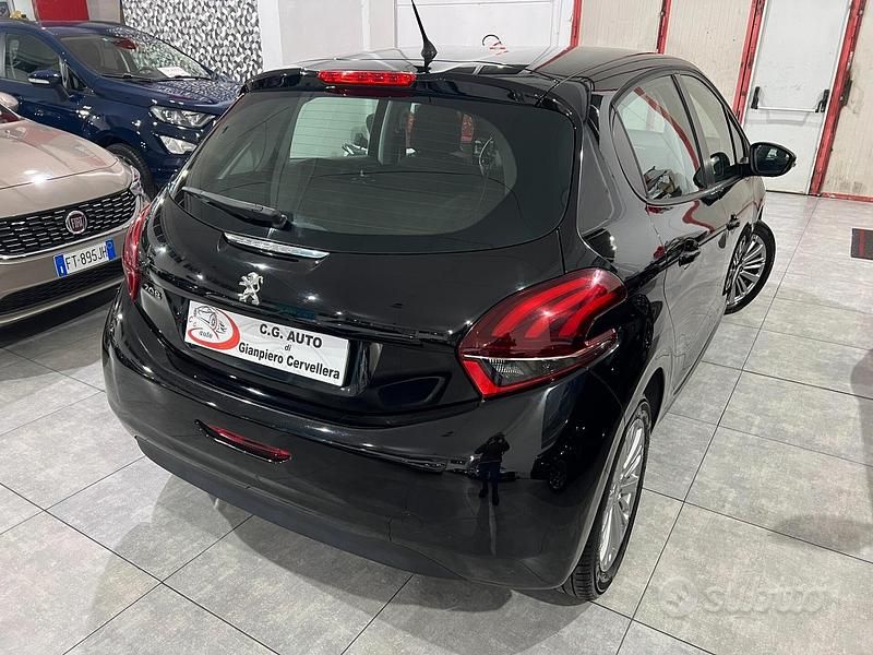 Usata Peugeot 208 Allure 75 CV (55 kW) 2017 Nero Utilitaria