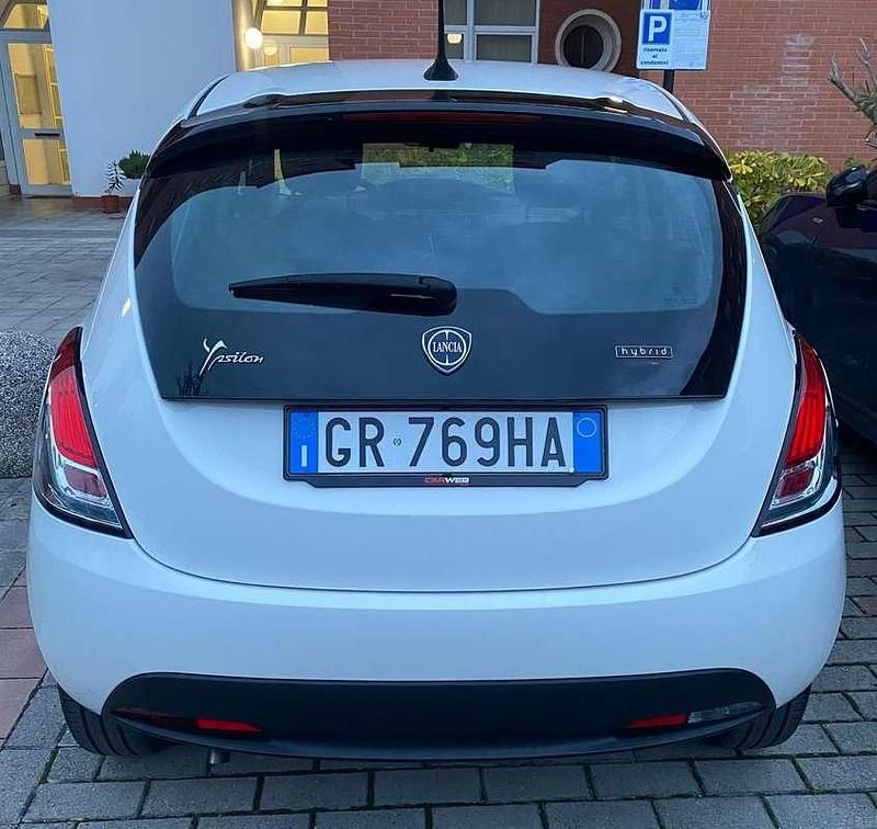 Usata Lancia Ypsilon Gold 69 CV (50 kW) 2023 Bianco Utilitaria