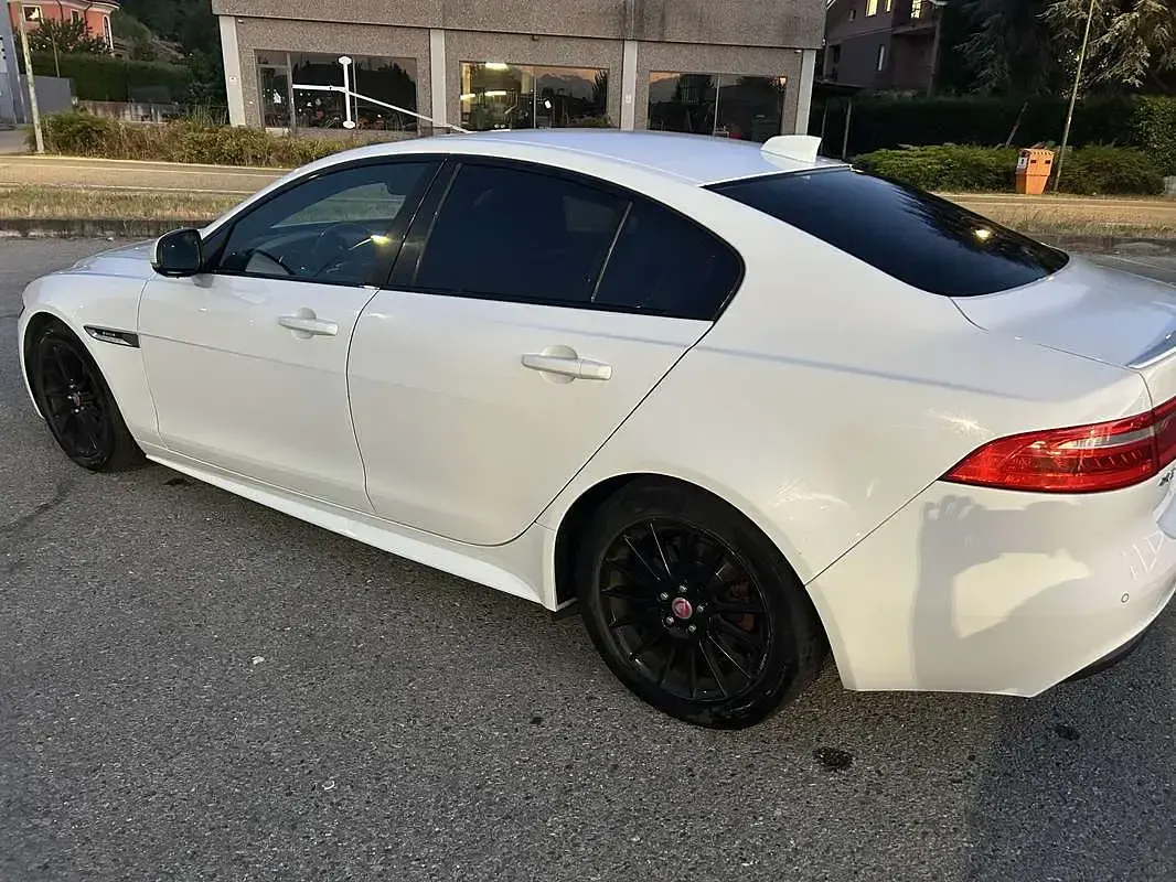 Usata Jaguar XE R-Sport 163 CV (119 kW) 2017 Berlina
