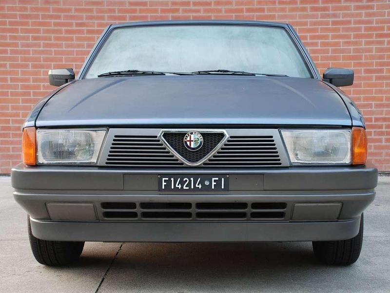 Usata Alfa Romeo 75 101 CV (74 kW) 1985 Blu/azzurro Berlina