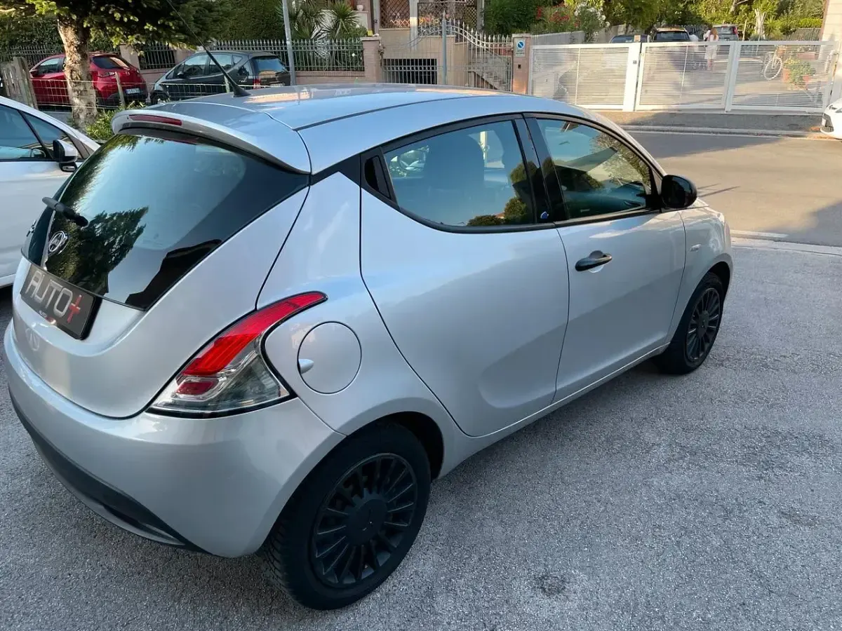 Usata Lancia Ypsilon S 69 CV (50 kW) 2018 Argento Utilitaria