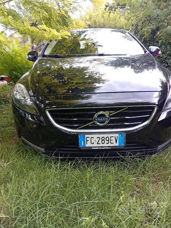 Usata Volvo V40 120 CV (88 kW) 2016 Nero Station wagon