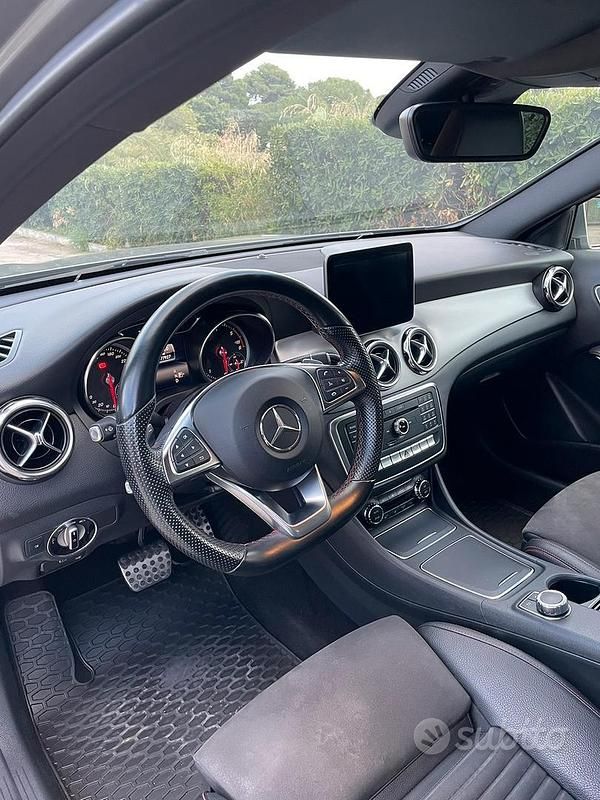 Usata Mercedes GLA220 177 CV (130 kW) 2017 Grigio SUV