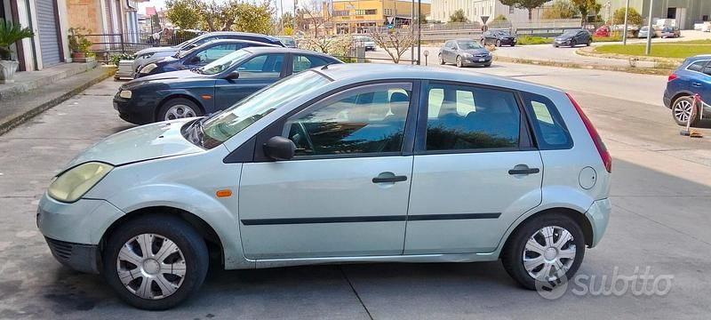 Usata Ford Fiesta 70 CV (51 kW) 2004 Grigio Utilitaria