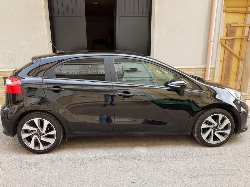 Usata Kia Rio 90 CV (66 kW) 2016 Nero Berlina