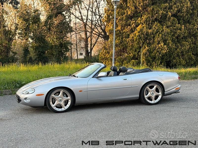 Usata Jaguar XKR Supercharged 363 CV (266 kW) 2003 Grigio Cabrio
