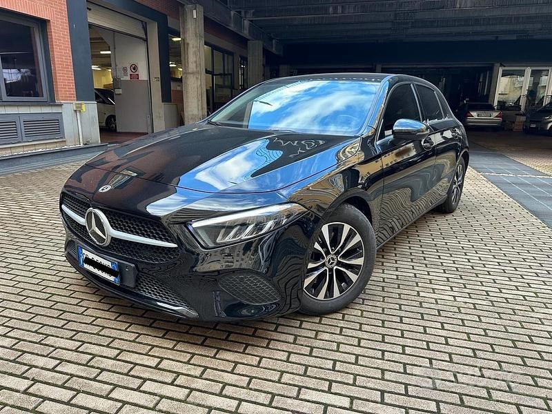 Usata Mercedes A180 116 CV (85 kW) 2023 Nero Berlina
