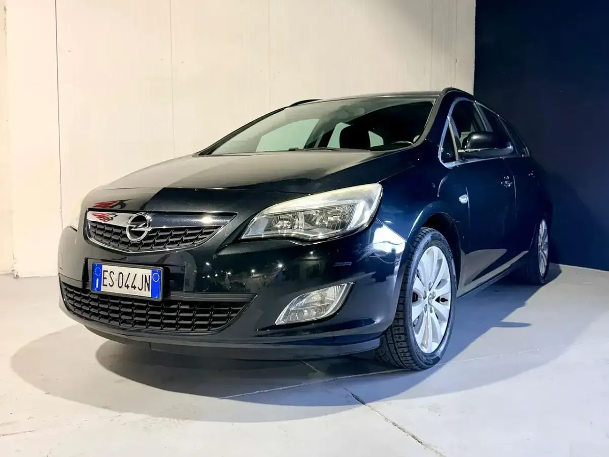 Usata Opel Astra Cosmo 140 CV (102 kW) 2013 Nero Station wagon
