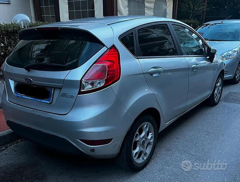 Usata Ford Fiesta 75 CV (55 kW) 2014 Grigio Berlina