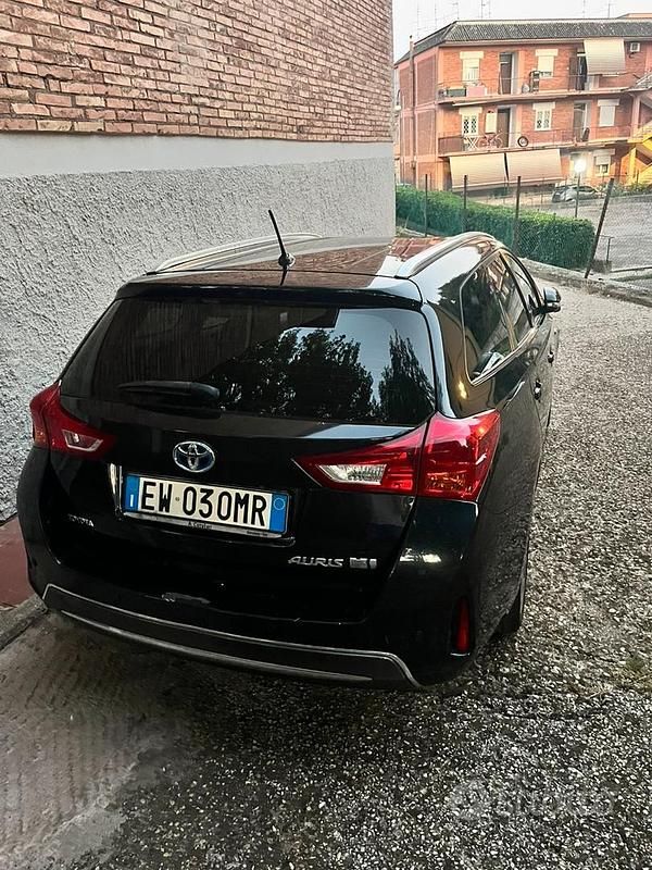 Usata Toyota Auris Touring Sports Lounge 99 CV (72 kW) 2014 Blu Station wagon