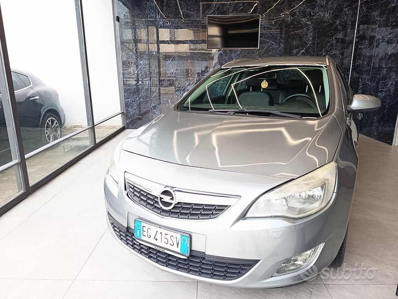 Usata Opel Astra Cosmo 125 CV (91 kW) 2011 Grigio Station wagon