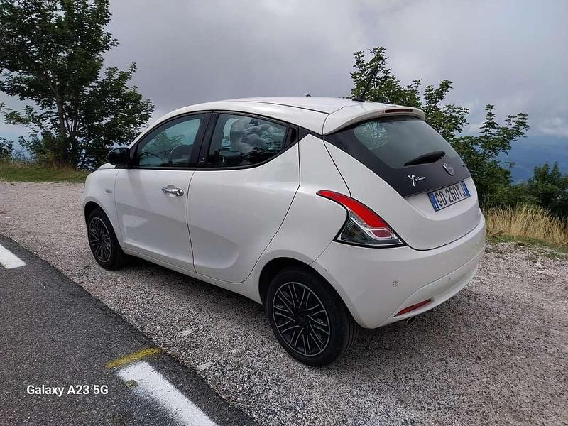 Usata Lancia Ypsilon Gold 69 CV (50 kW) 2020 Bianco Utilitaria