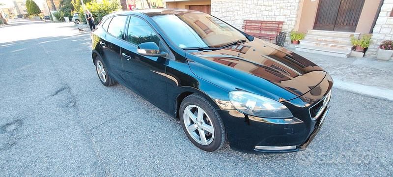 Usata Volvo V40 120 CV (88 kW) 2016 Nero Berlina
