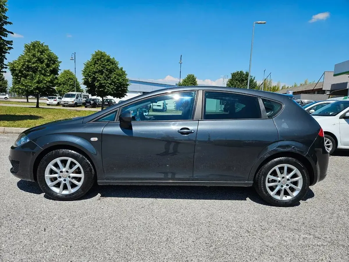 Usata Seat Leon Sport 105 CV (77 kW) 2010 Grigio Utilitaria