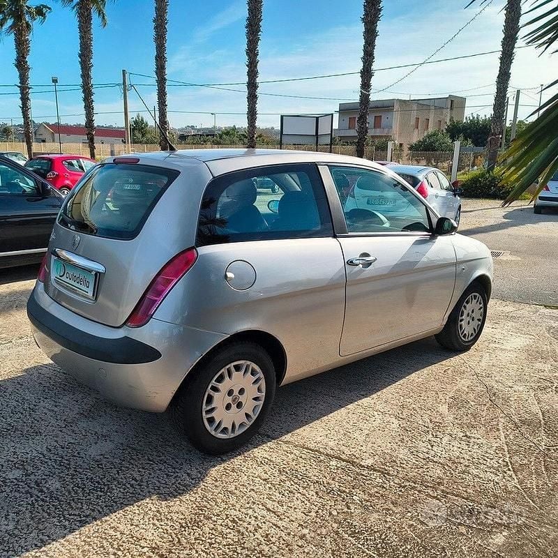 Usata Lancia Ypsilon 60 CV (44 kW) 2005 Grigio Utilitaria