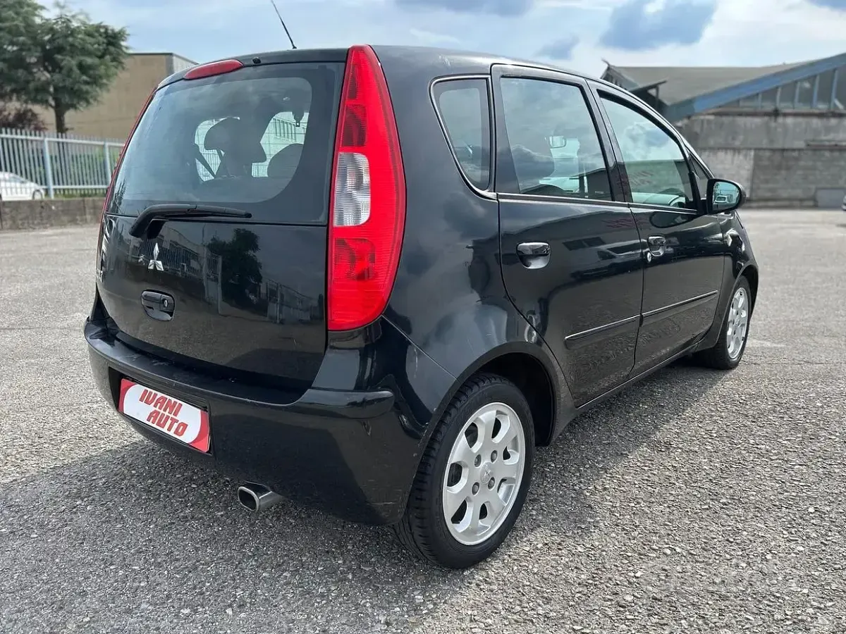 Usata Mitsubishi Colt Invite 95 CV (69 kW) 2006 Nero Berlina