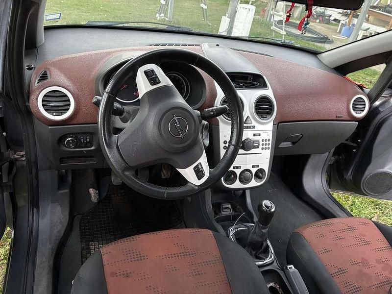 Usata Opel Corsa Club 75 CV (55 kW) 2012 Berlina