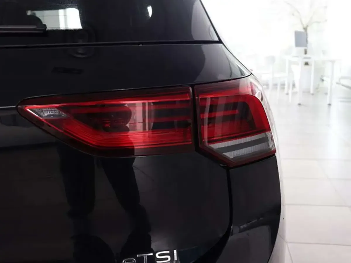 Begagnad VW Golf VIII R-line 150 HK (110 kW) 2022 Svart Sedan
