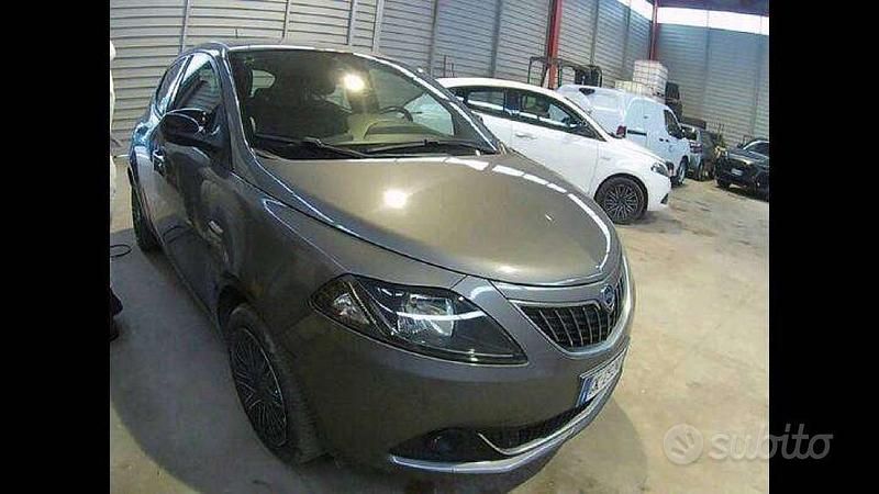 Usata Lancia Ypsilon Gold 69 CV (50 kW) 2022 Grigio Utilitaria