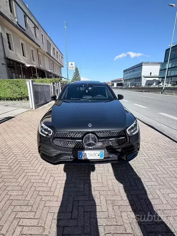 Käytetty Mercedes GLC300 Premium Plus 245 HP (180 kW) 2023 Musta Coupe - kaksiovinen