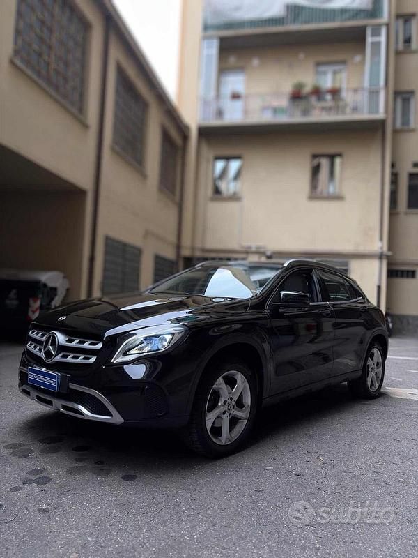 Usata Mercedes GLA180 109 CV (80 kW) 2018 Nero metallizzato SUV