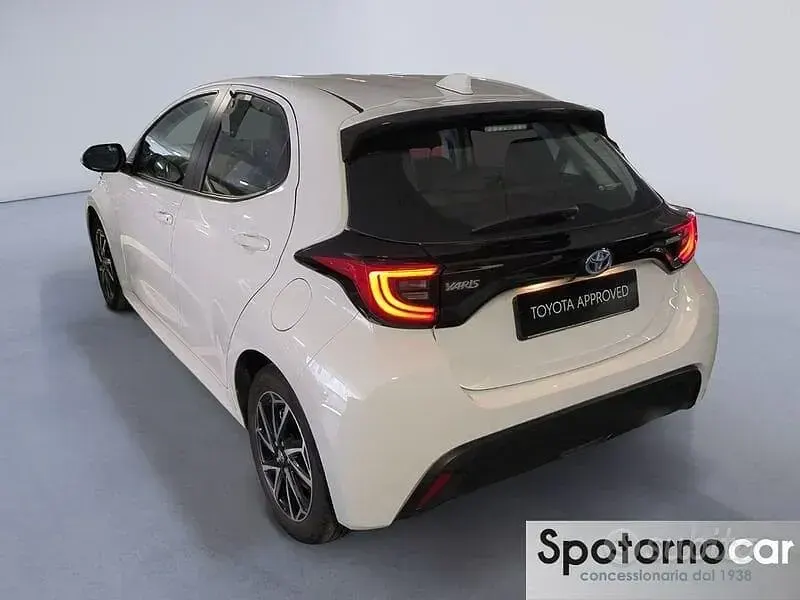 Usata Toyota Yaris Hybrid Trend 116 CV (85 kW) 2022 Bianco Berlina
