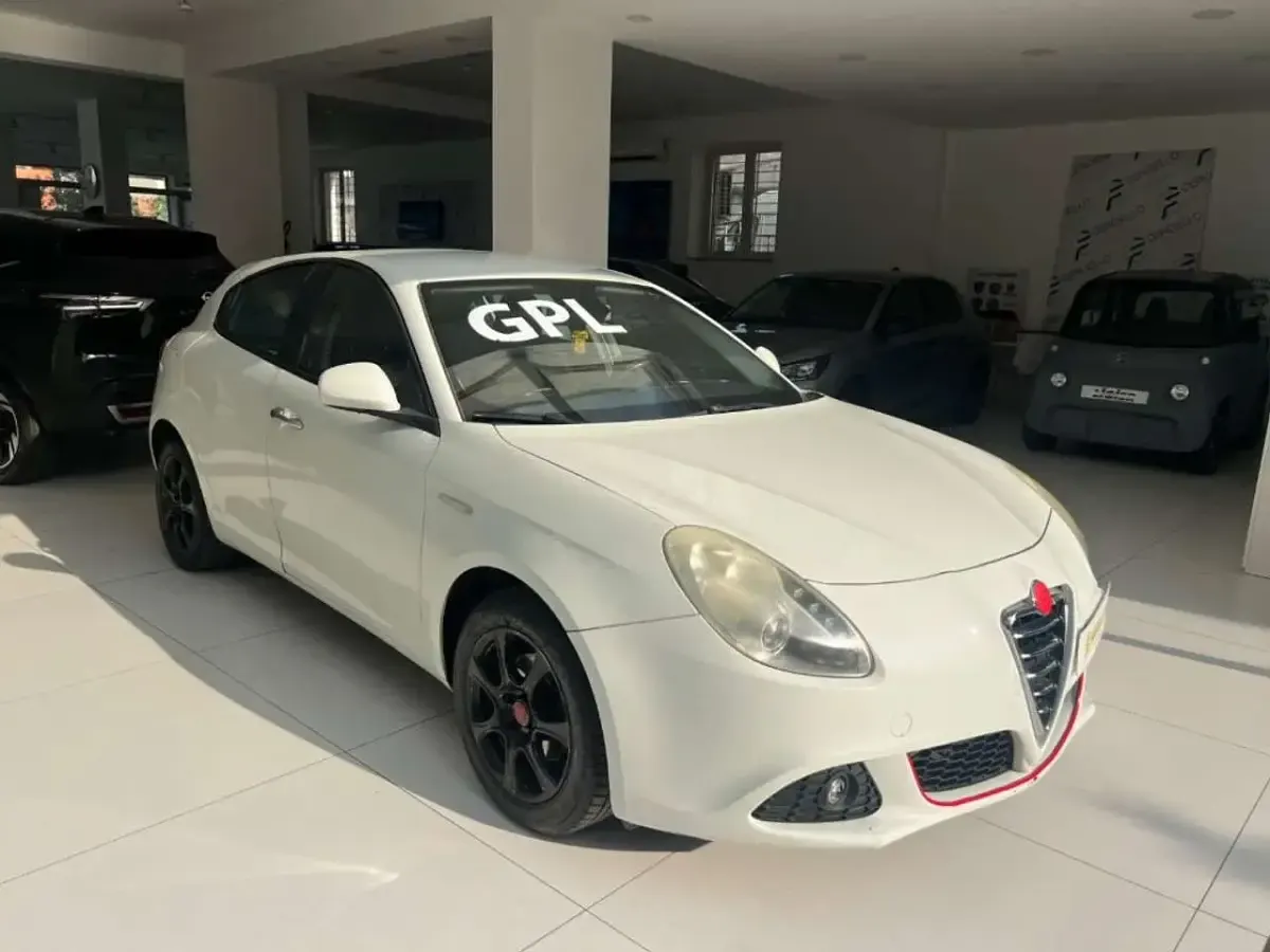 Usata Alfa Romeo Giulietta Distinctive 120 CV (88 kW) 2013 Bianco pastello Utilitaria