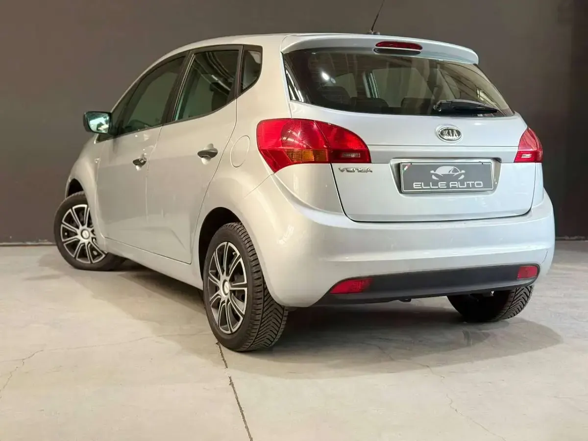 Usata Kia Venga EX 90 CV (66 kW) 2012 Argento Utilitaria