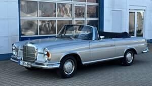 Usado Mercedes 280 SE 160 CV (117 kW) 1968 Plateado Descapotable