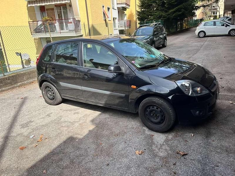 Usata Ford Fiesta Ghia 79 CV (58 kW) 2006 Nero Utilitaria