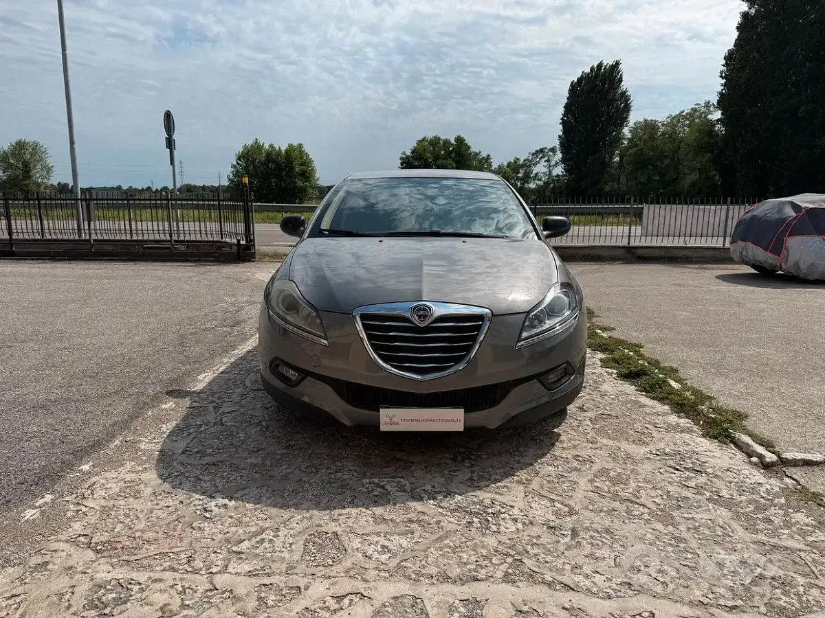 Usata Lancia Delta Gold 105 CV (77 kW) 2012 Grigio Utilitaria