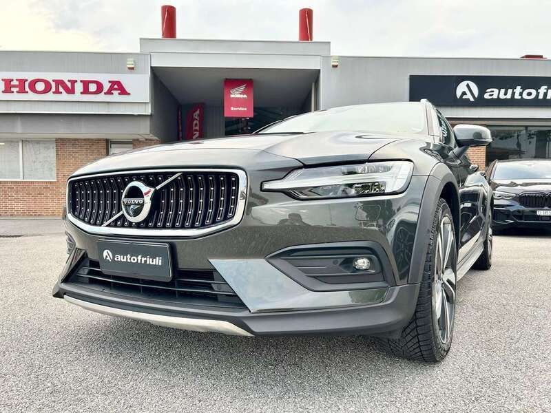 Pine grey Usata 2021 Volvo V60 CC Business Edition Station wagon | 33.400 € (Cara) - Immagine 1/4
