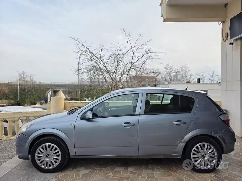 Usata Opel Astra Elegance 101 CV (74 kW) 2004 Grigio Berlina