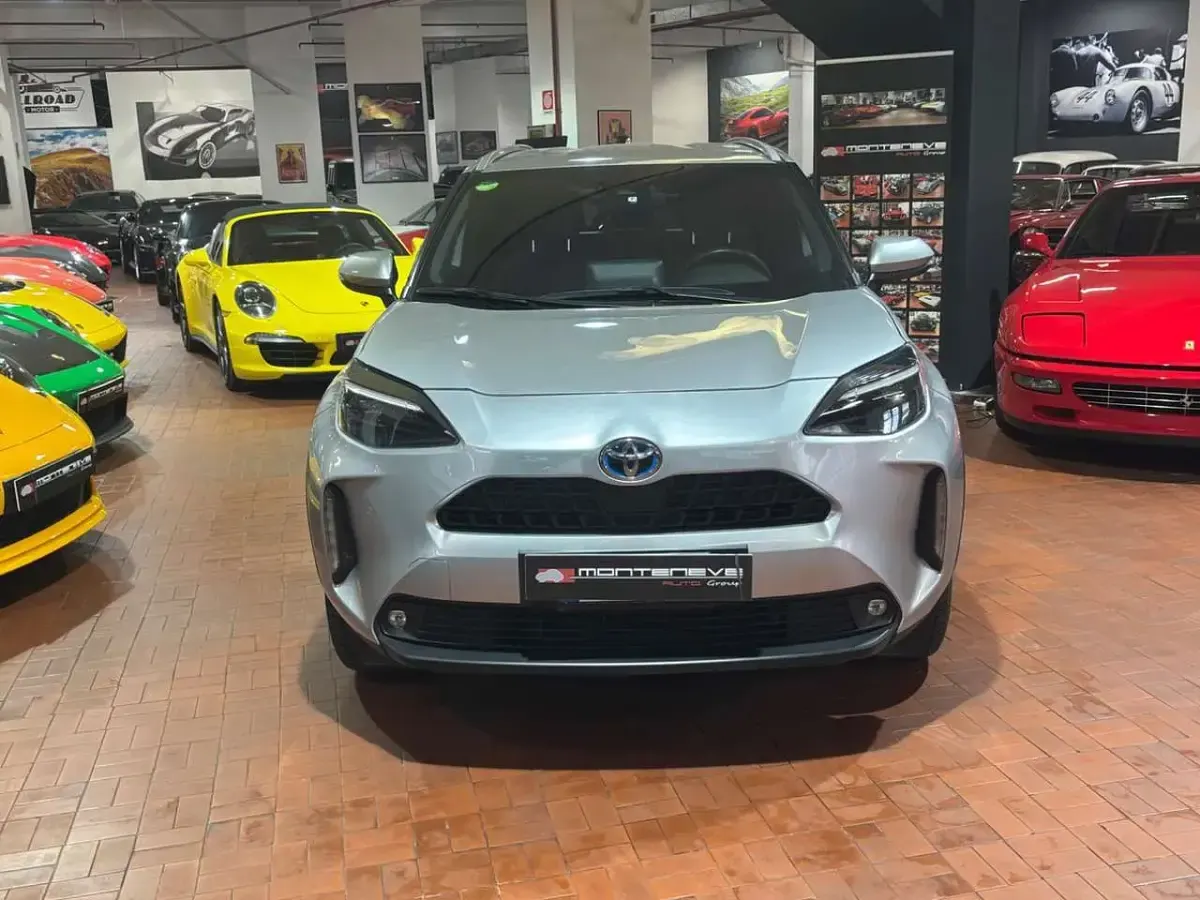Usata Toyota Yaris Cross 92 CV (67 kW) 2022 Argento SUV