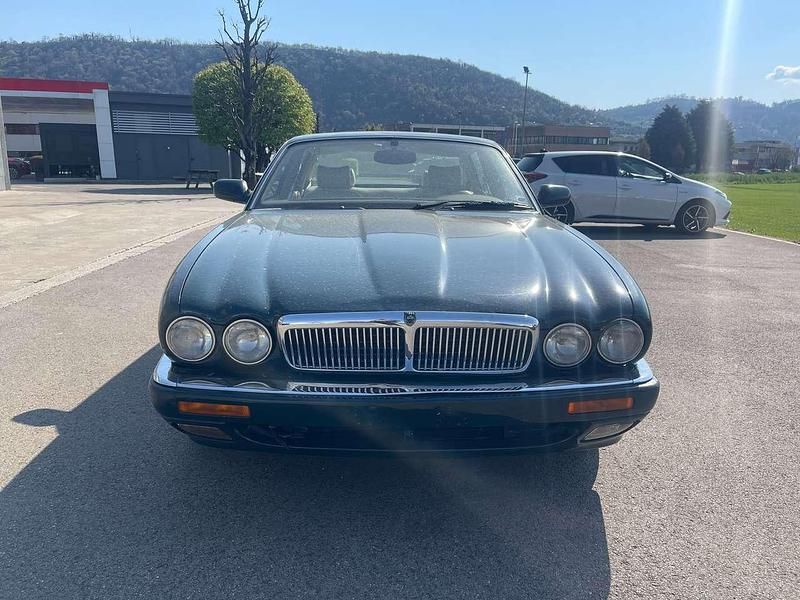 Usata Jaguar XJ Sovereign 241 CV (177 kW) 1996 Verde Berlina