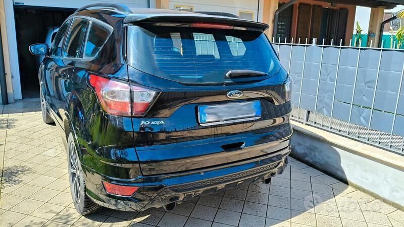 Usata Ford Kuga 150 CV (110 kW) 2019 Nero SUV